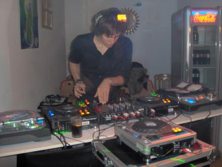 Victor R aux platines pour ses 18ans..... a fond!!